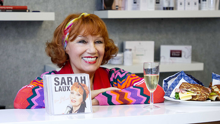 Sebastian Copeland und sein neues Buch THE ARCTIC – A DARKER SHADE OF WHITE mit einem Vorwort von Dr. Jane Goodall (©Foto: Sebastian Copeland) 